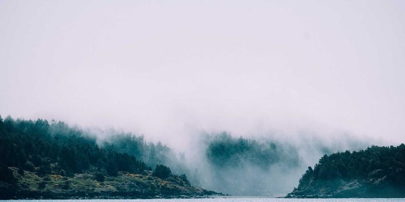边缘计算：重塑智慧城市网络架构的核心引擎与互联网服务新范式